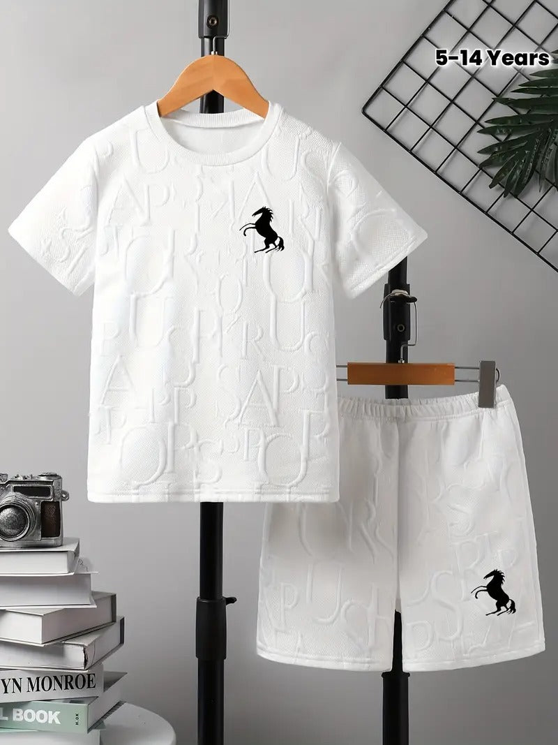 A two piece set boys featuring a casual letter embossed
